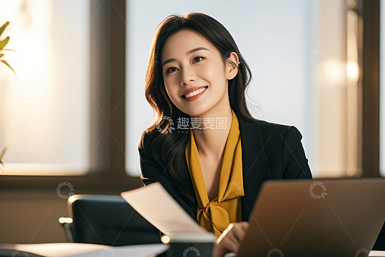 办公女性微笑使用笔记本电脑