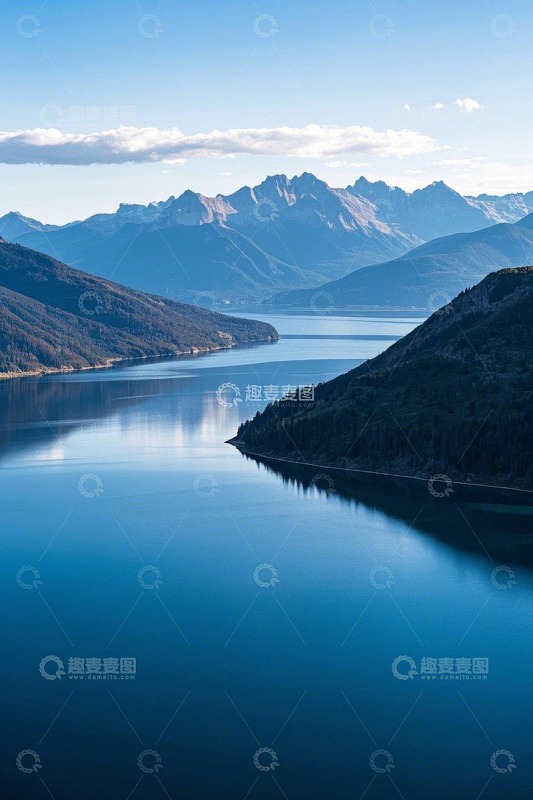 山水相依的静谧湖景