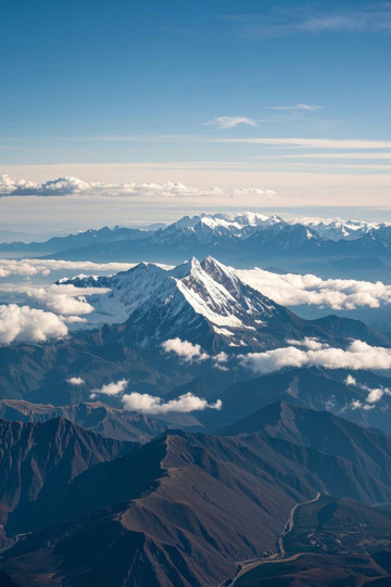 高空俯瞰雪山云海景观