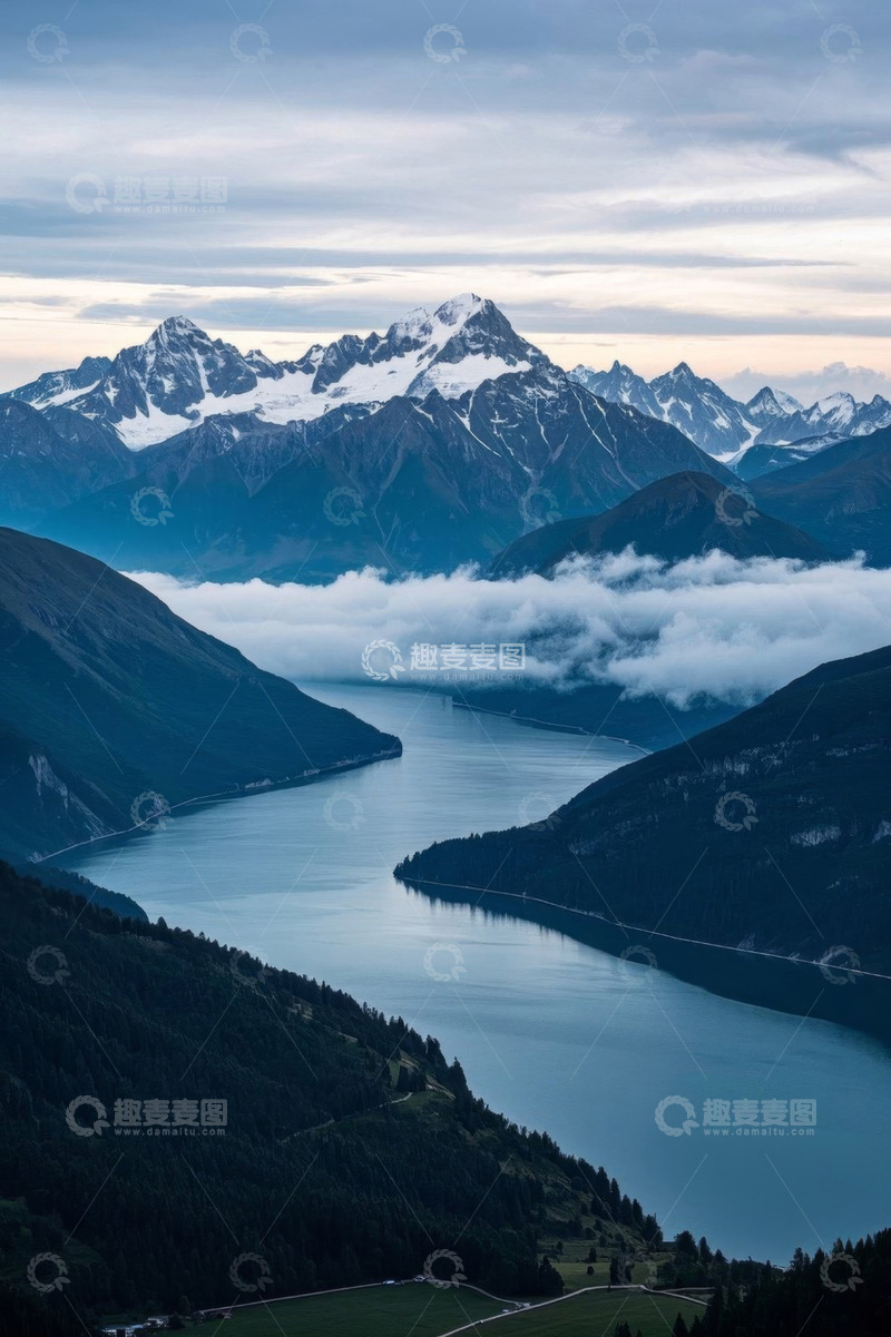 高清大图下载【趣麦麦图】山水间云雾缭绕的自然风光