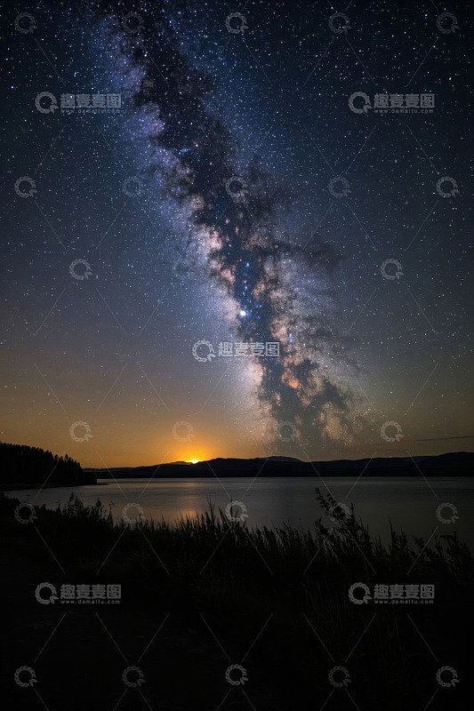 湖畔夜空下的璀璨星河