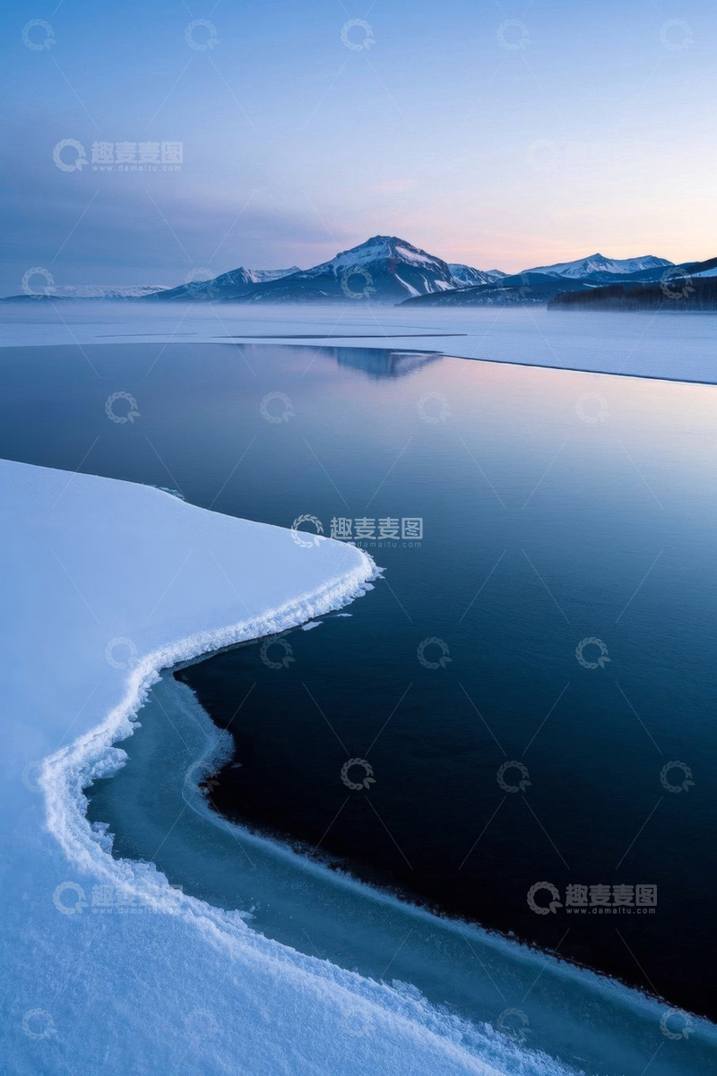 高清大图下载【趣麦麦图】雪覆山川的静谧湖景