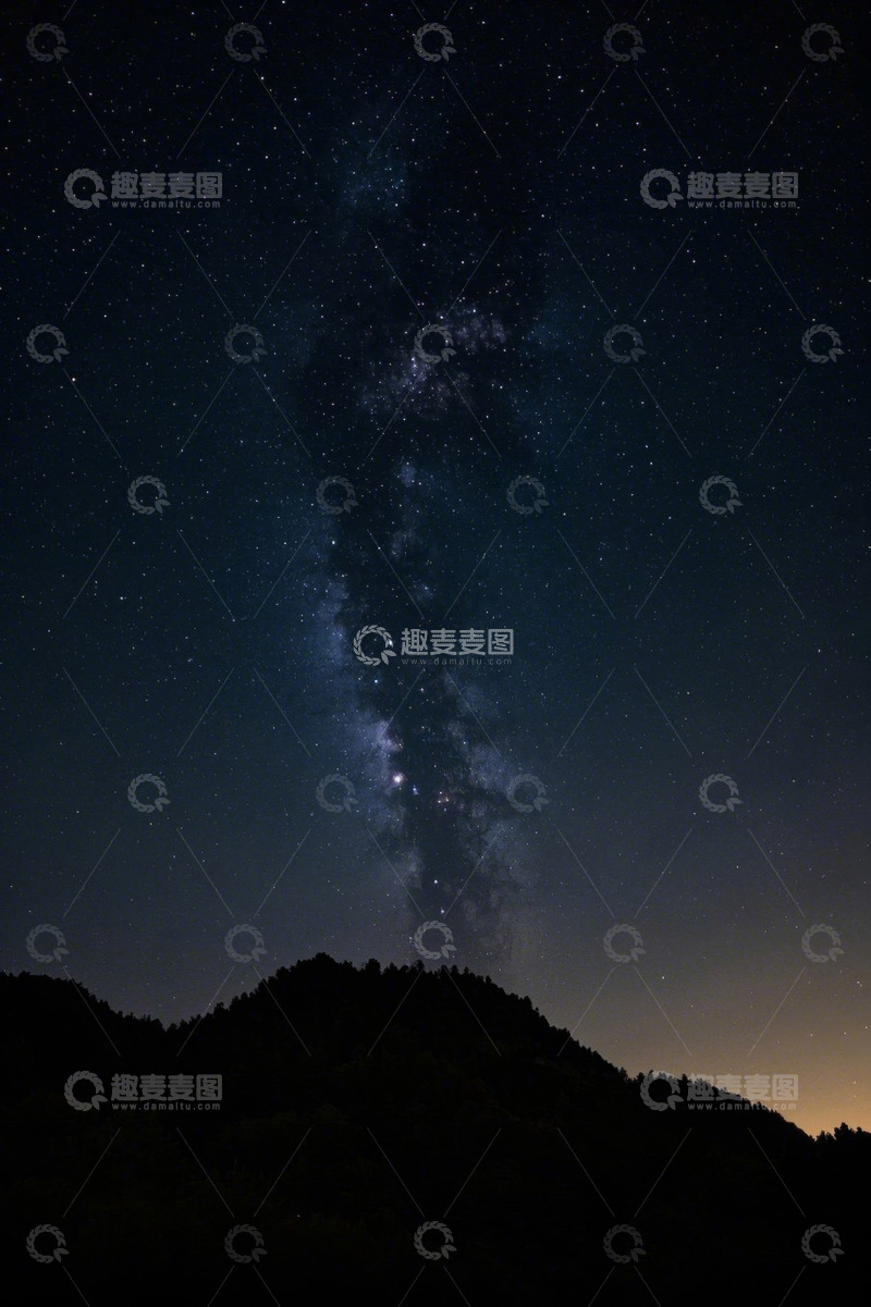 高清大图下载【趣麦麦图】夜空下山脉与璀璨星河景象