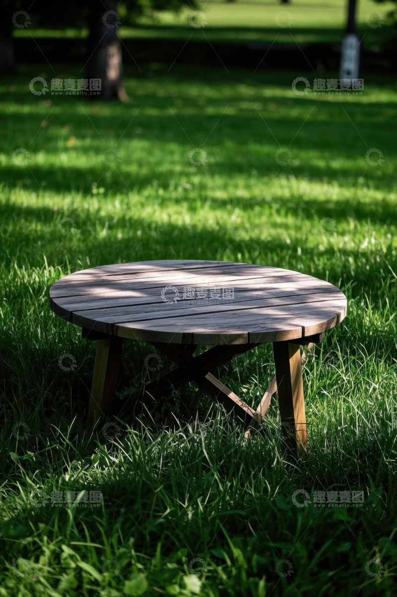 高清大图下载【趣麦麦图】草地上的木质圆桌