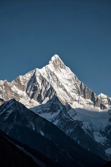 雪山自然风光远景