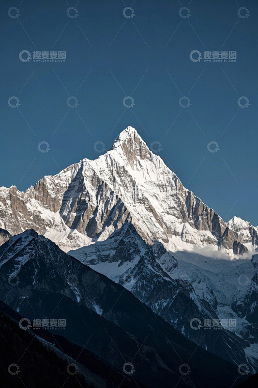 雪山自然风光远景