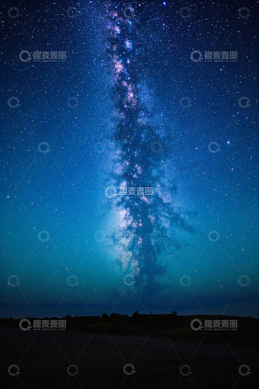 夜空下的银河系星空景象