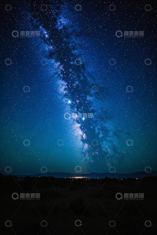 夜空下的银河系与远方山峦
