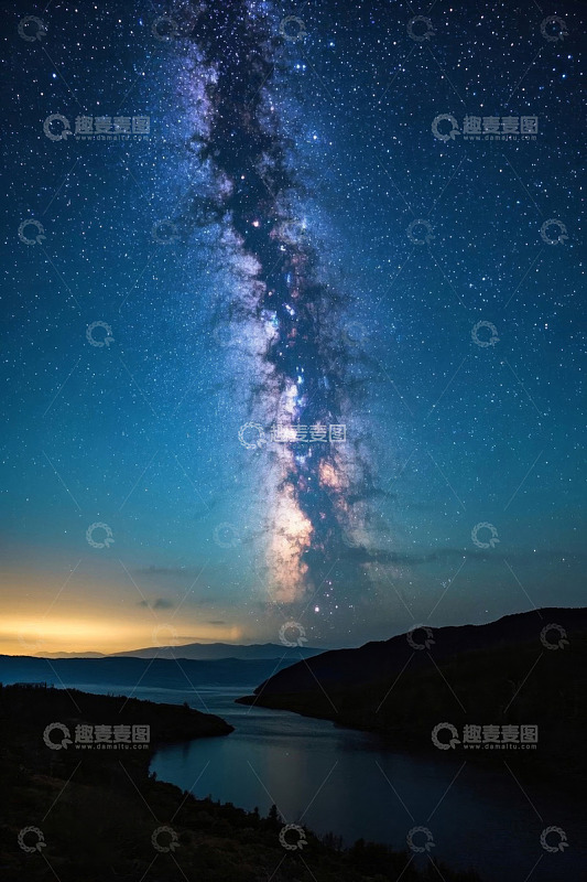 星空下的湖泊与远山夜景