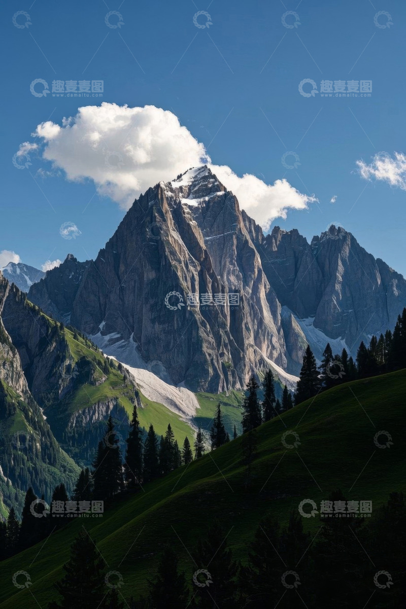 高清大图下载【趣麦麦图】蓝天白云下的高山与森林景观