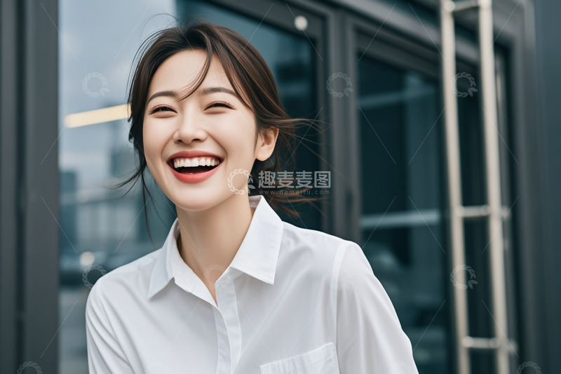 高清大图下载【趣麦麦图】户外微笑的职场女性
