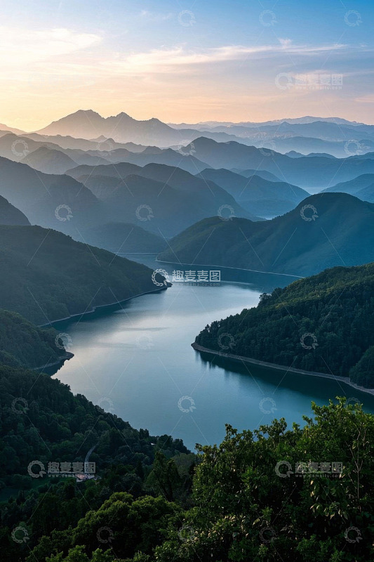 山间湖泊自然风光全景