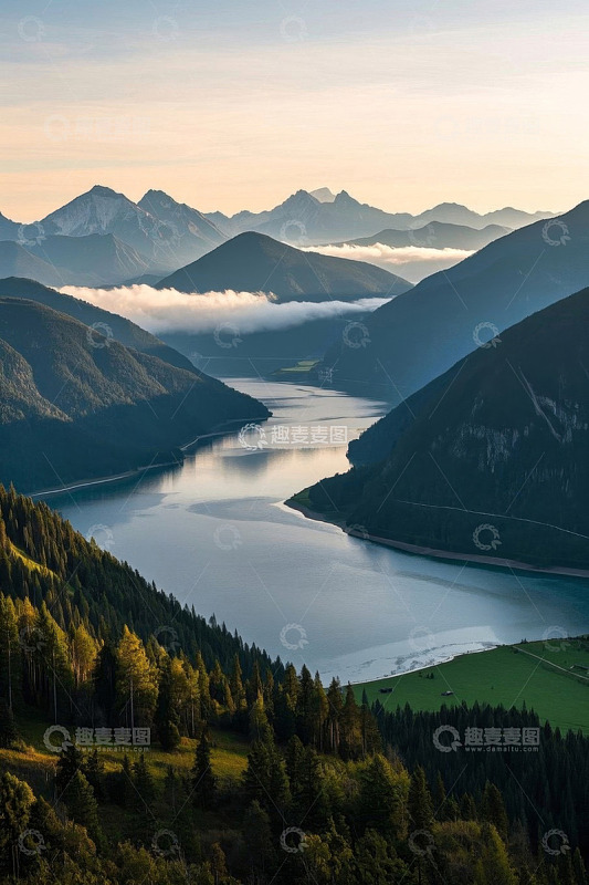 山间湖泊与森林自然风光