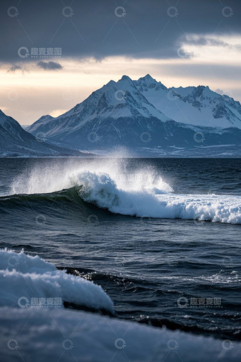 高清大图下载【趣麦麦图】雪山下海浪翻涌自然景观