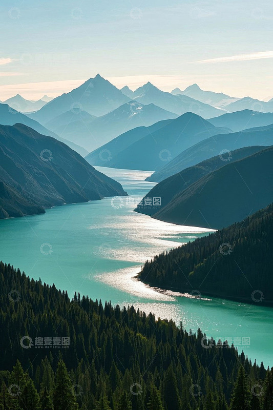 山林间的蓝色湖泊风光