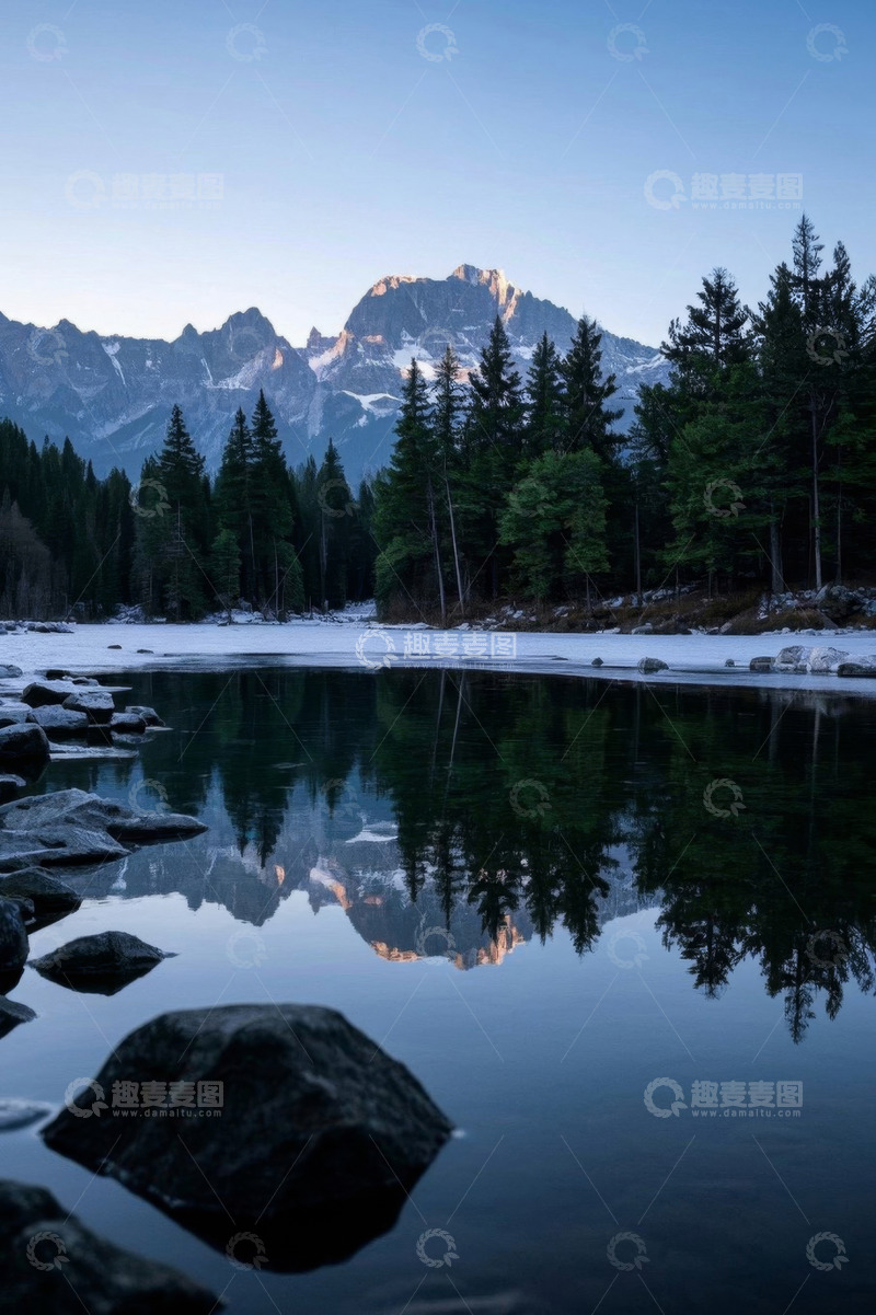 高清大图下载【趣麦麦图】山林间宁静湖泊与雪山倒影