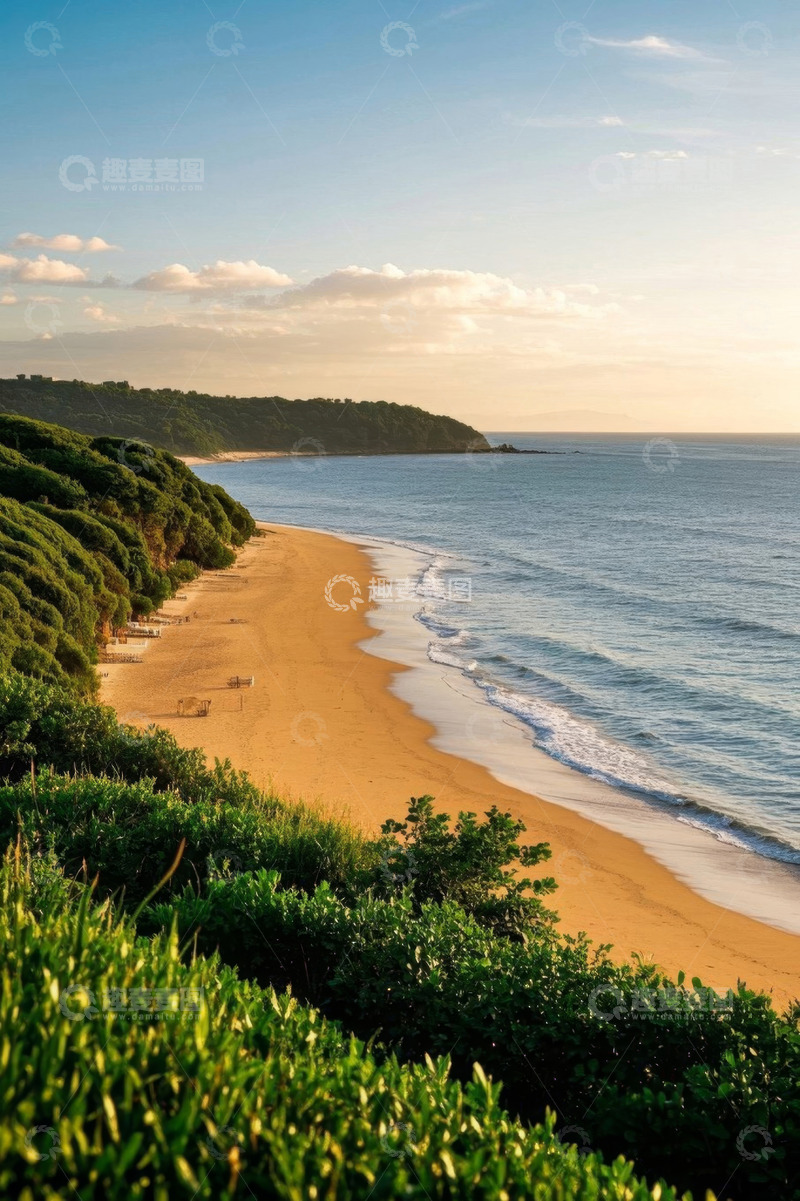 高清大图下载【趣麦麦图】海岸边绿树环绕的沙滩风景
