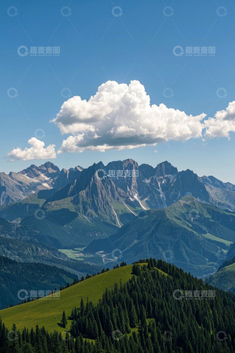 高清大图下载【趣麦麦图】蓝天白云下的山峦与森林景观