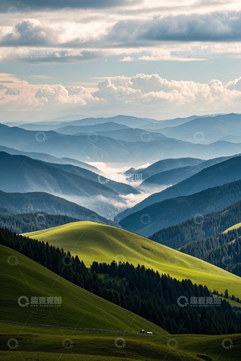 高清大图下载【趣麦麦图】山峦云海间的绿色原野风光