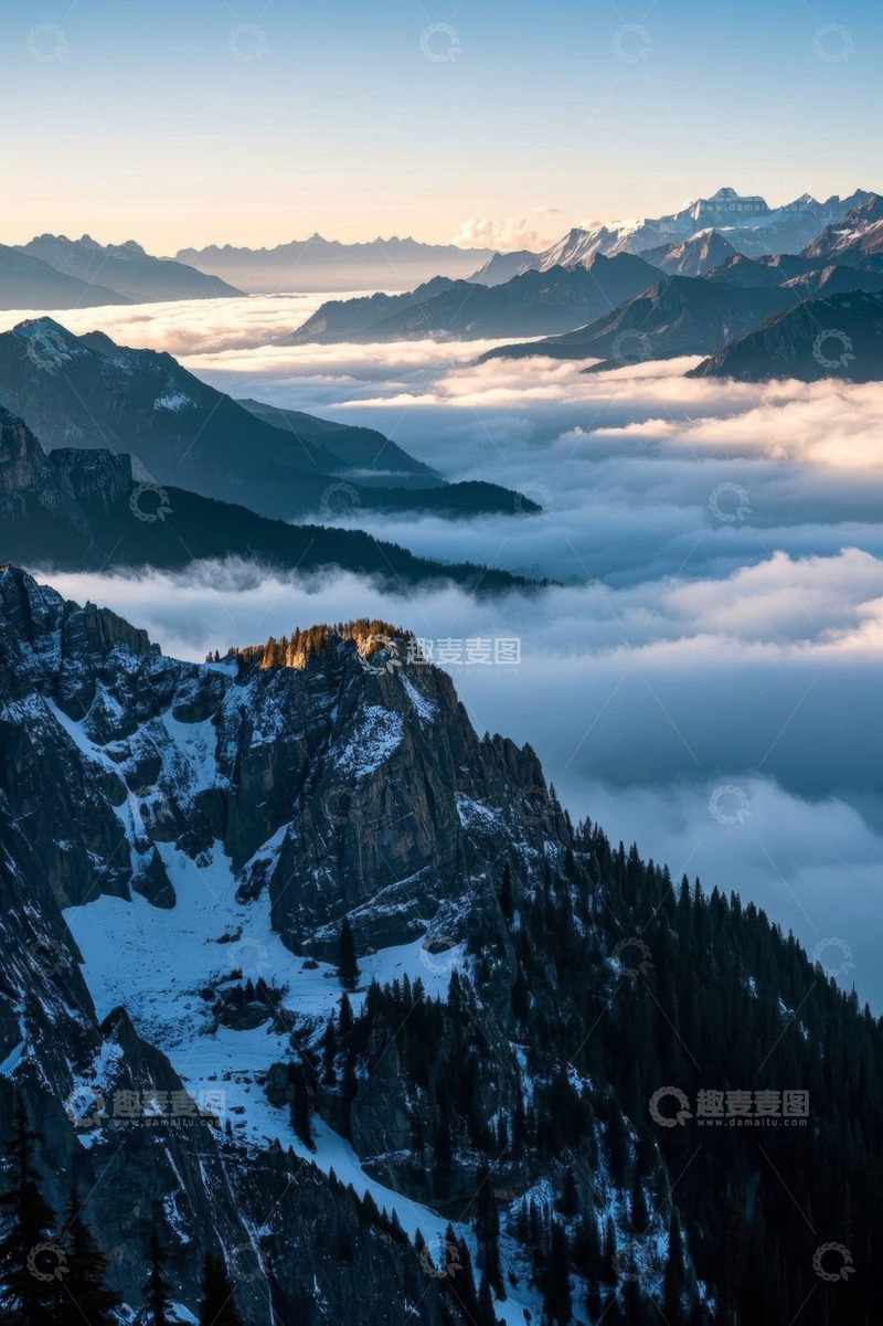 高清大图下载【趣麦麦图】山间云海与雪覆盖的山脉景观
