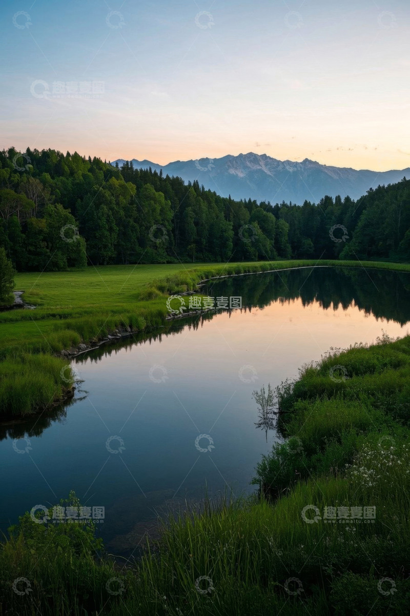 高清大图下载【趣麦麦图】山林间宁静湖泊自然风光