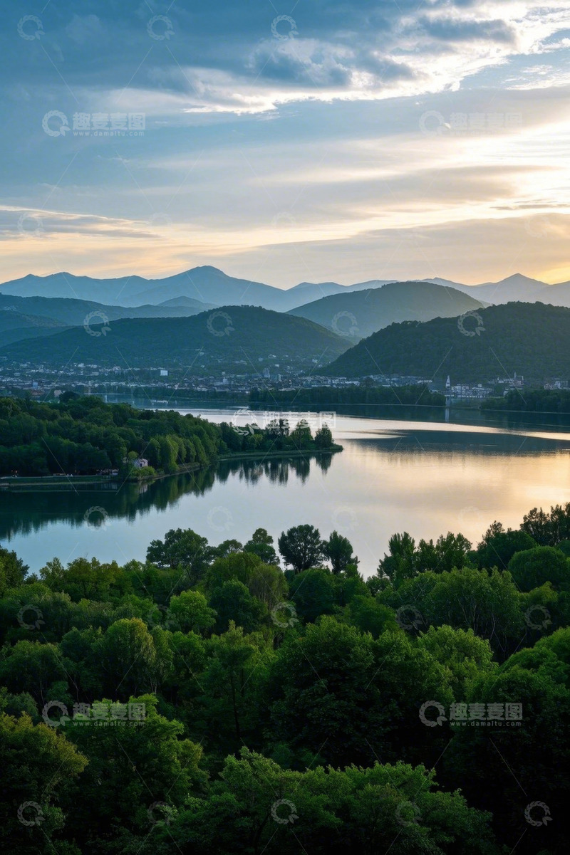 高清大图下载【趣麦麦图】山水间森林湖泊全景