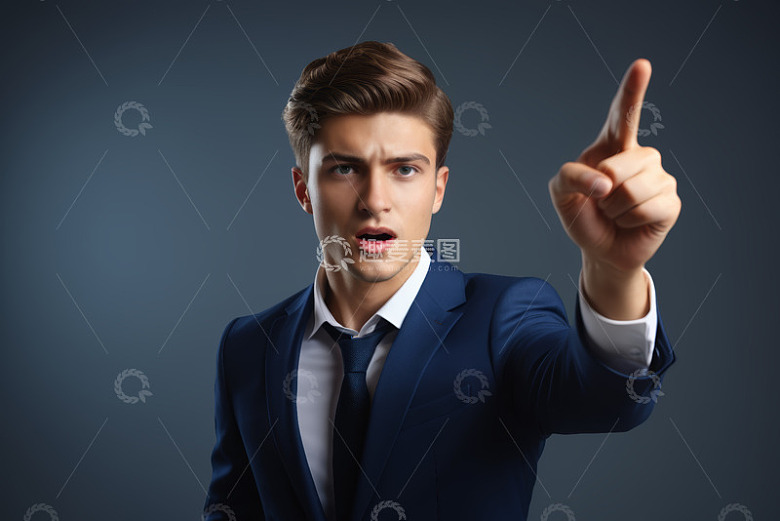西装男子指向前方