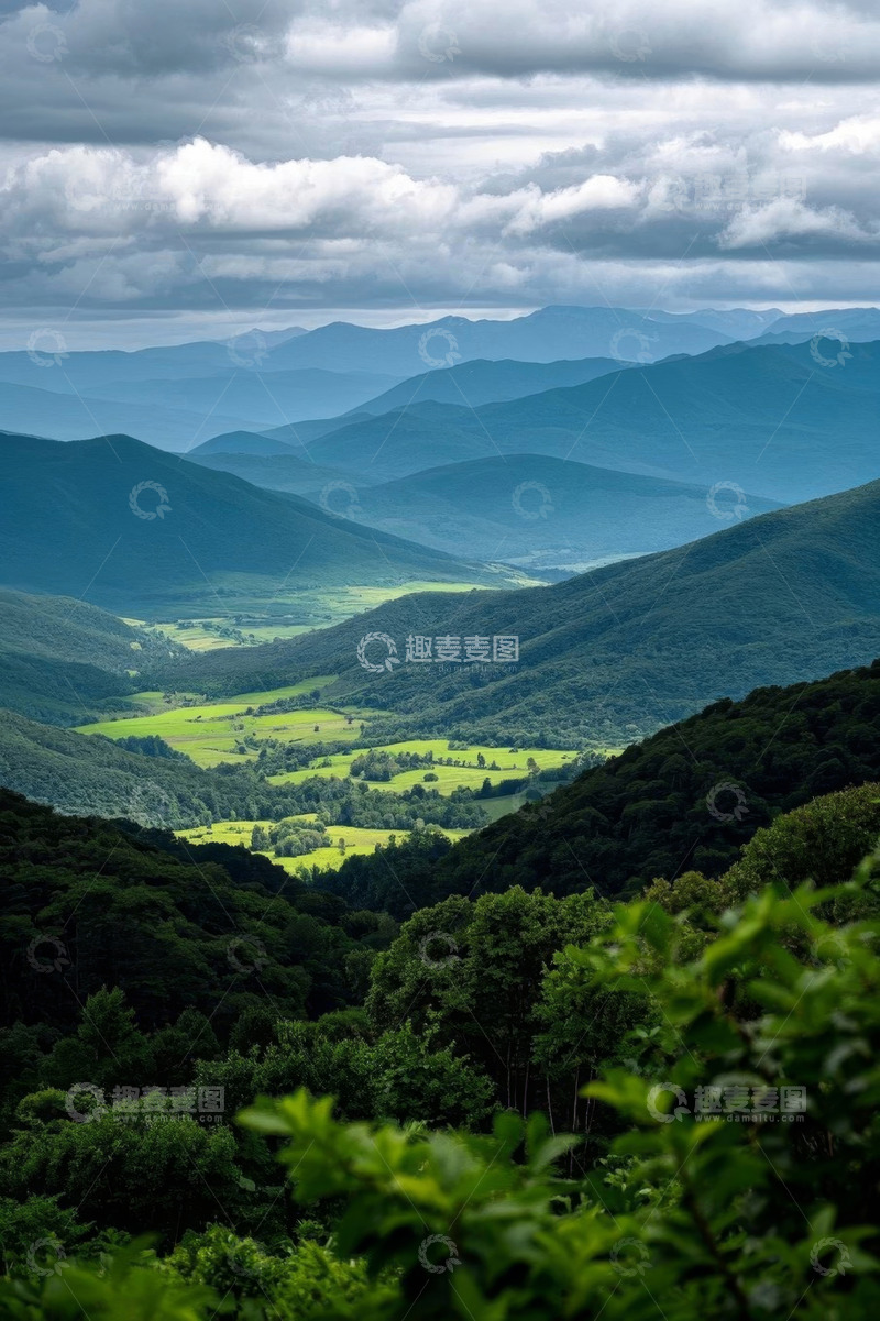 高清大图下载【趣麦麦图】山峦间的绿色谷地景观