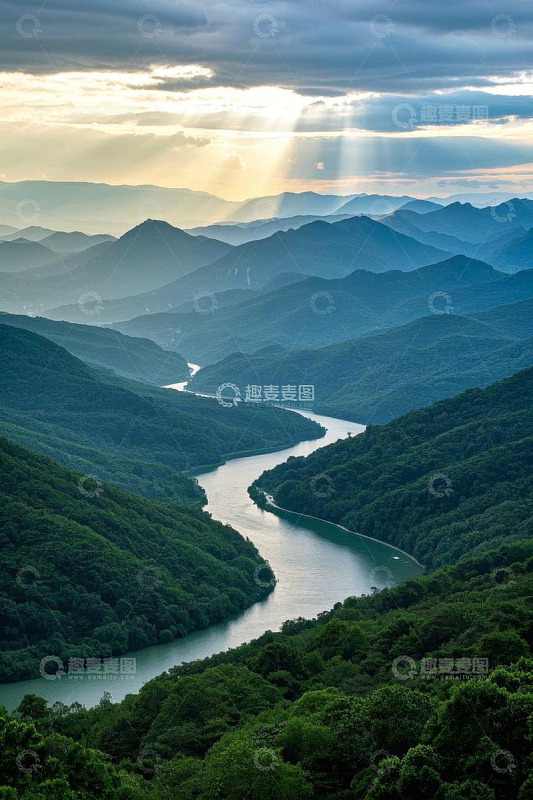 山谷河流与山峦自然风光