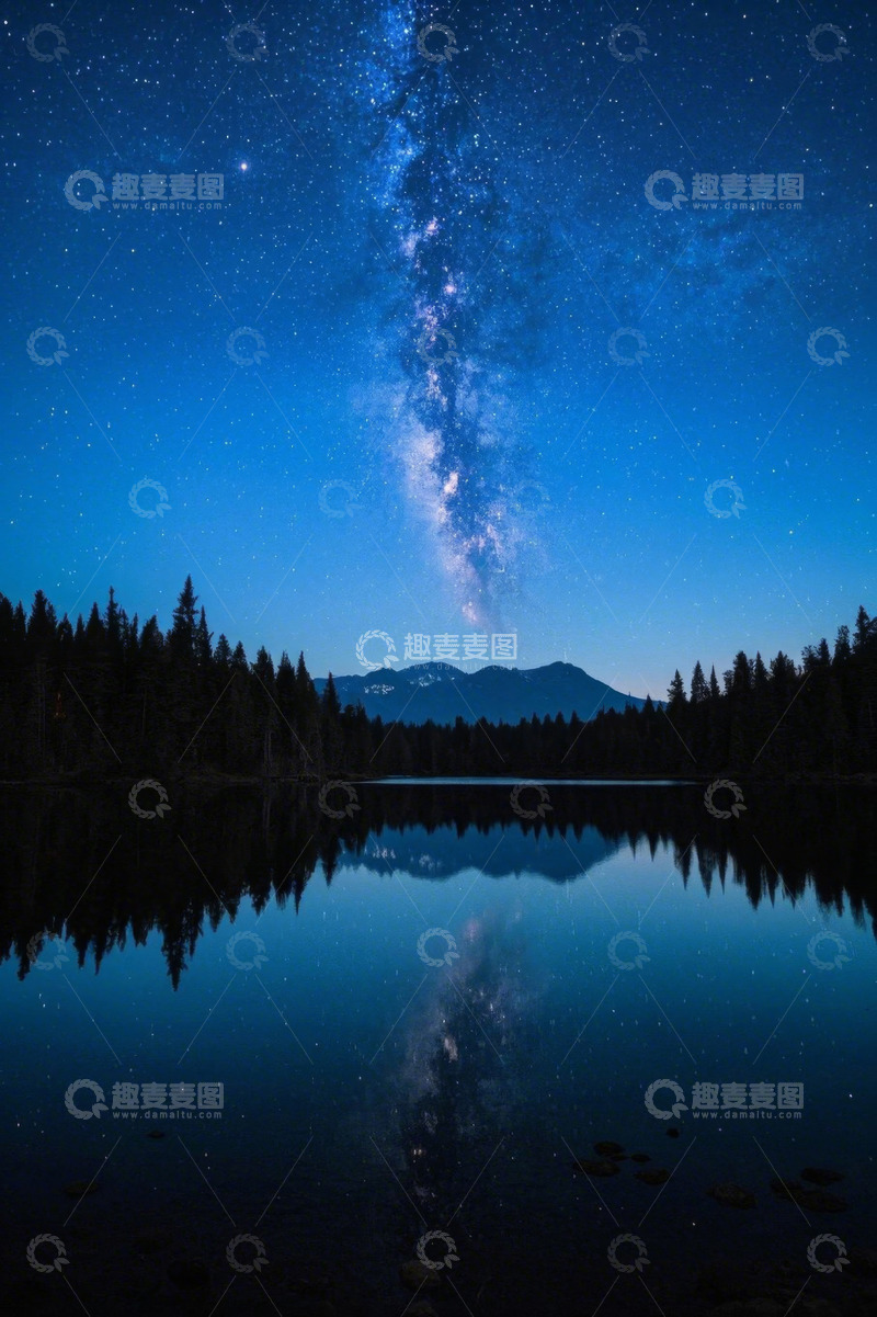 高清大图下载【趣麦麦图】湖畔星空与山林倒影夜景