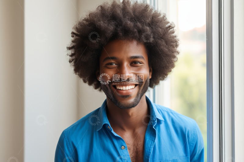高清大图下载【趣麦麦图】窗边微笑的年轻男性