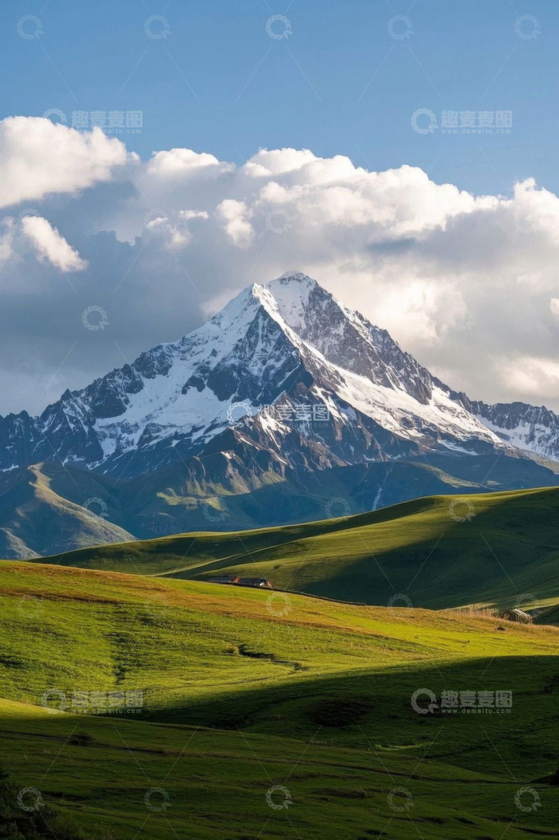 高清大图下载【趣麦麦图】雪山下的绿色草原风光