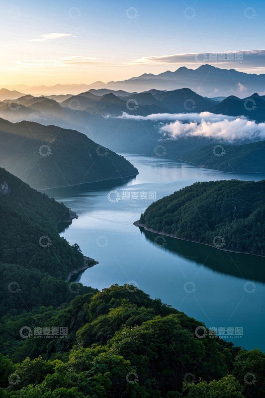 山水相依自然风光全景