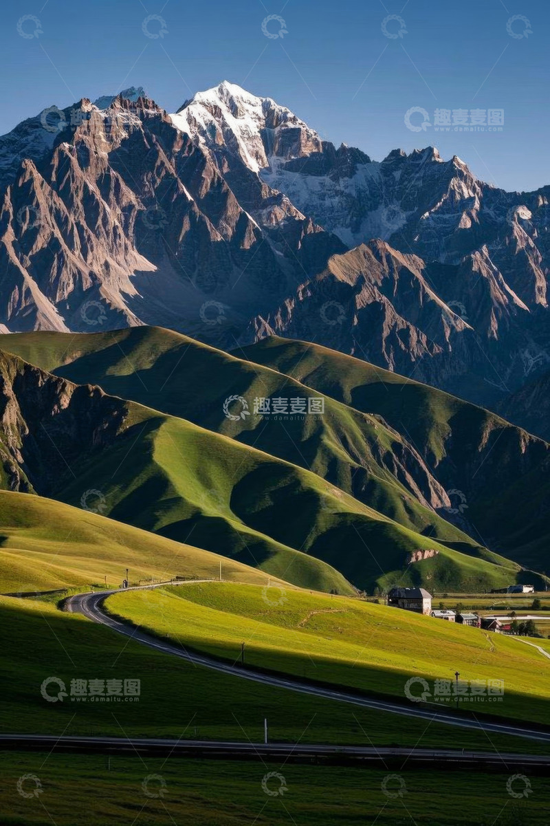 高清大图下载【趣麦麦图】雪山下的绿色草原与公路