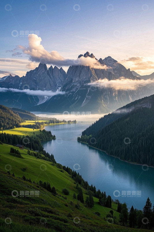山间湖泊自然风光全景