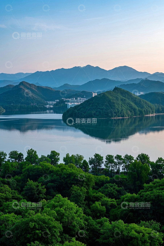 山水相依的湖景风光