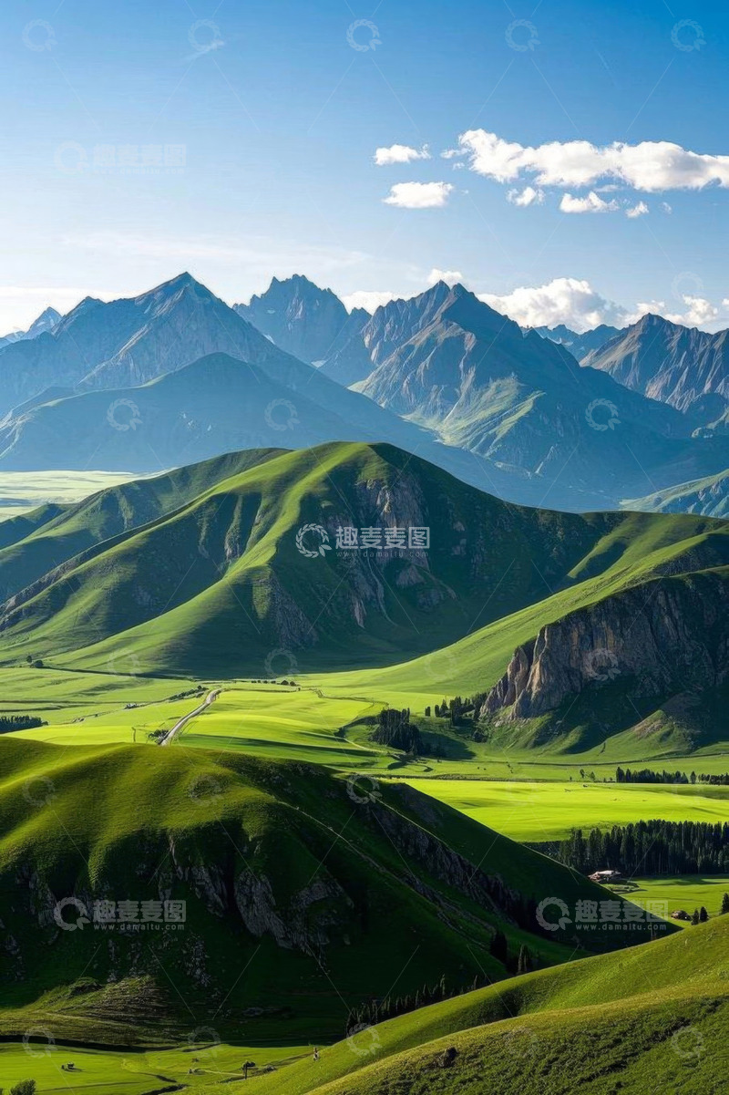 高清大图下载【趣麦麦图】户外绿色山丘与远处山脉景观