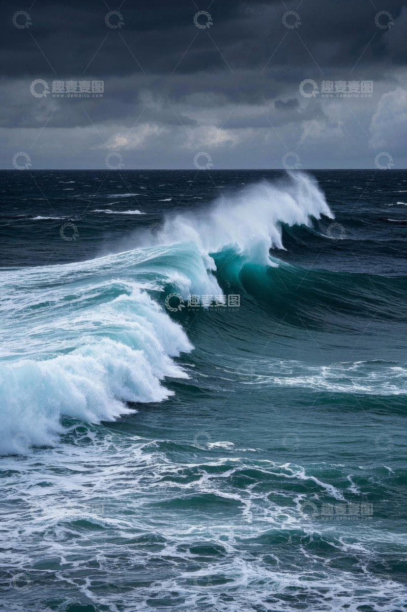 高清大图下载【趣麦麦图】汹涌海浪在海洋中的景象
