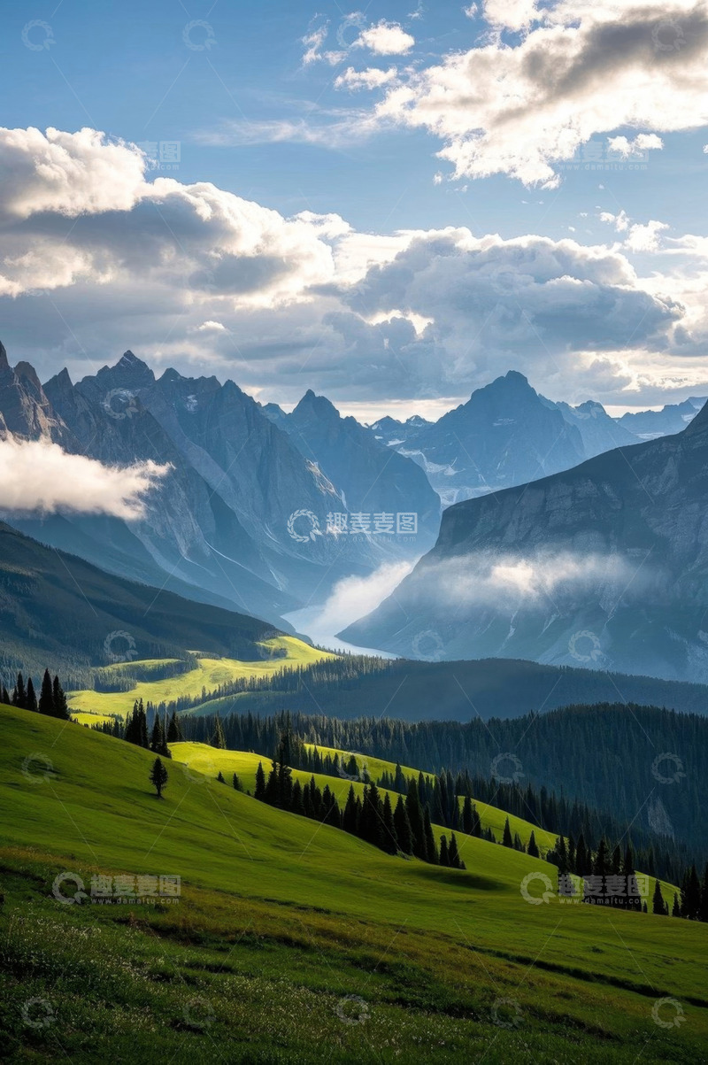 高清大图下载【趣麦麦图】山峦间的绿色草地与森林景观