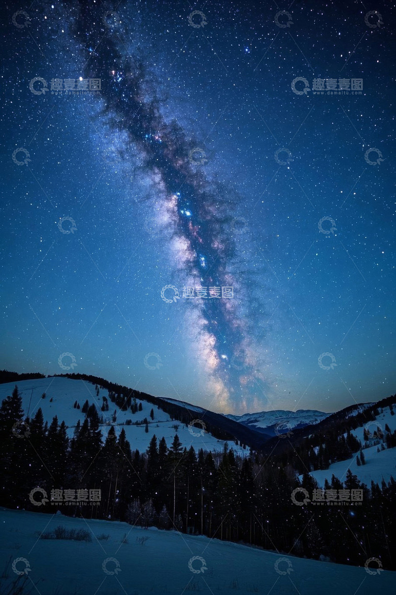 雪山森林上空的璀璨星空
