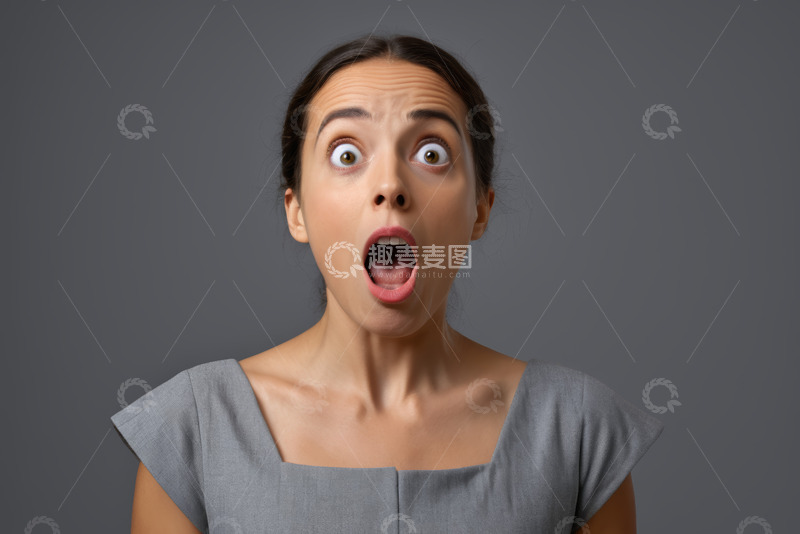高清大图下载【趣麦麦图】表情惊讶的年轻女性肖像