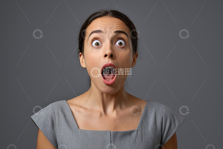 表情惊讶的年轻女性肖像