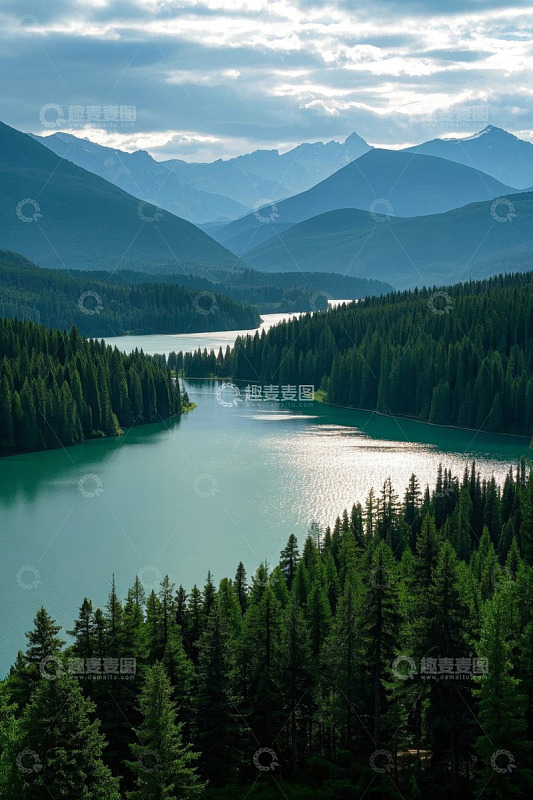 山林间湖泊自然风光