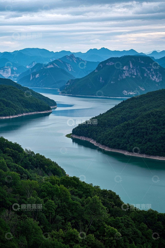 山水相依的自然风光全景