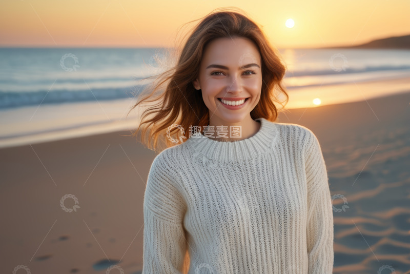高清大图下载【趣麦麦图】海边微笑的年轻女子
