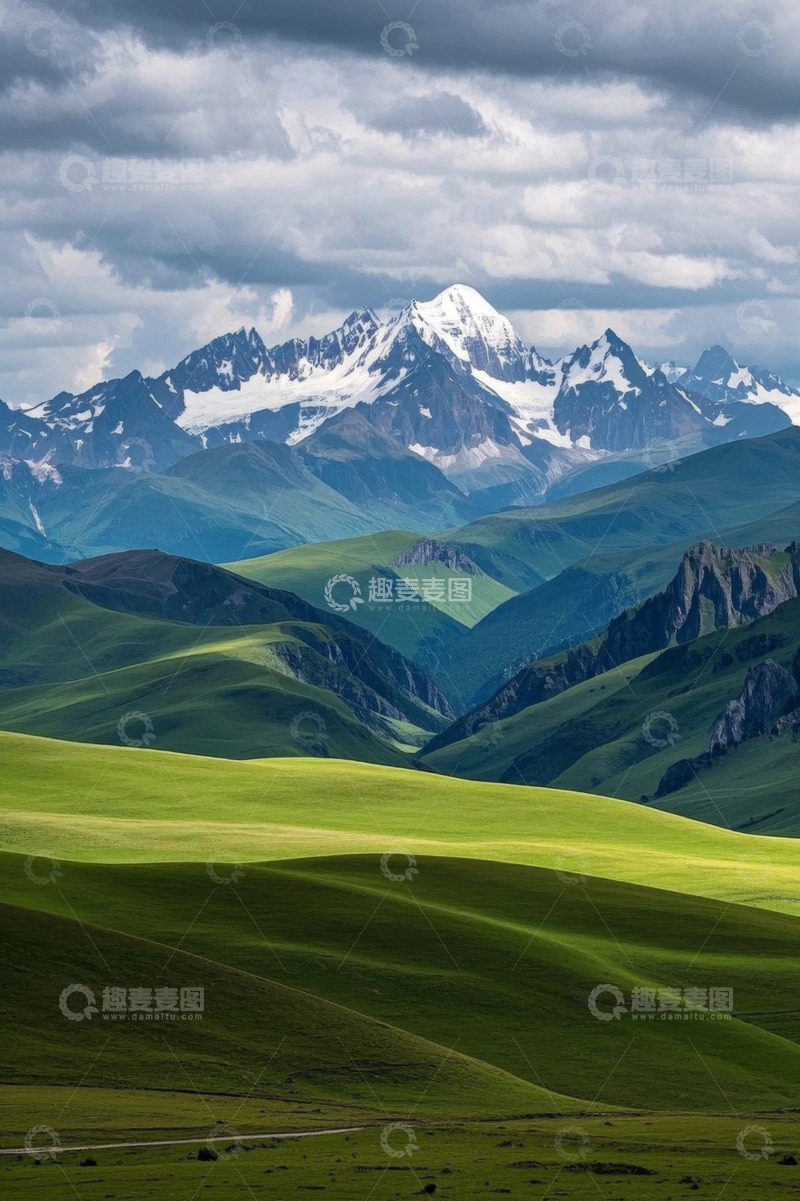 高清大图下载【趣麦麦图】户外雪山下的绿色草原风光