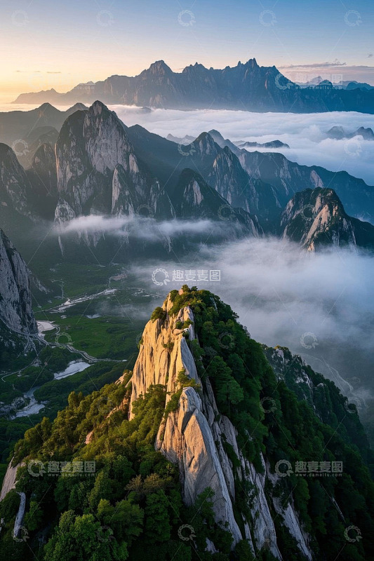 航拍云雾缭绕的壮丽山峰