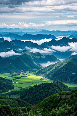 山间云海下的绿色田野景观