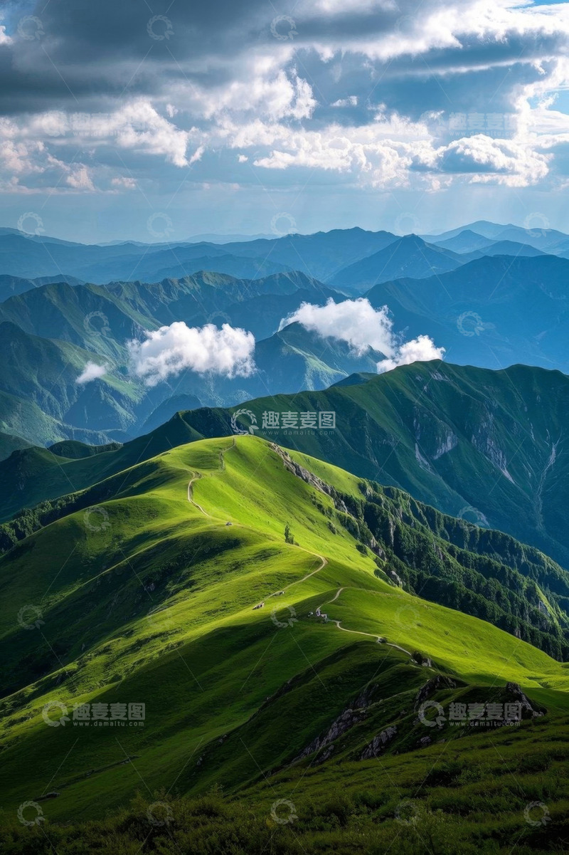 高清大图下载【趣麦麦图】山间绿色山峦与天空风景