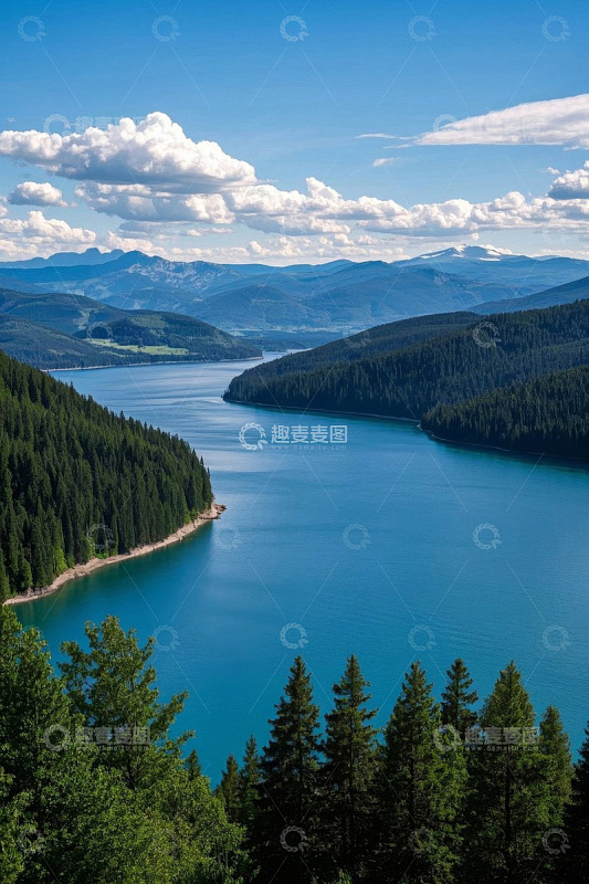 山林间的湖泊全景